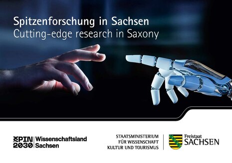 Eine menschliche Hand und eine weiße Roboterhand berühren sich von zwei Seiten kommend fast an den Zeigefingern. Der Hintergrund ist dunkelblau.ist